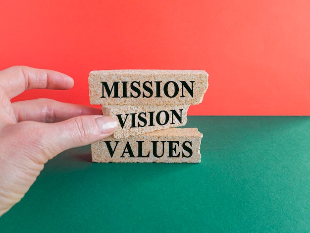 Foto mission vision values symbol concept words mission vision values op bakstenen blokken op een