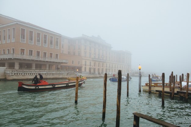 Mist die oud kanaal in stad behandelt