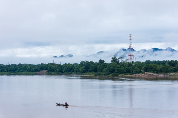 Mist drijft door de bergen langs de Mekong rivier