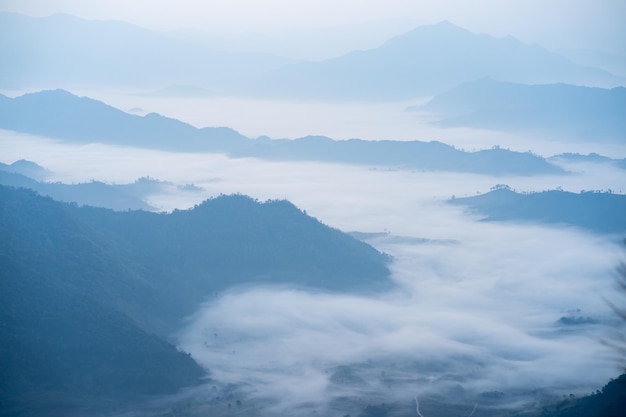 Mist en bewolking bedekken de berg Schietschot boven de lucht Thailand