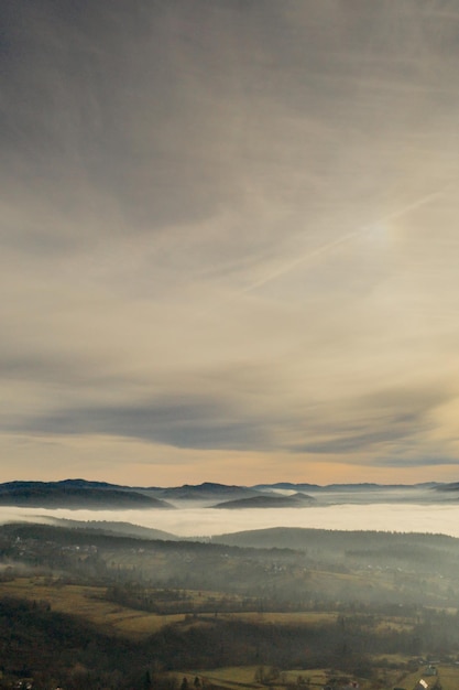 Mist in de bergen voor zonsopgang bergdal met wolken Uitzicht op de bergen van de Karpaten