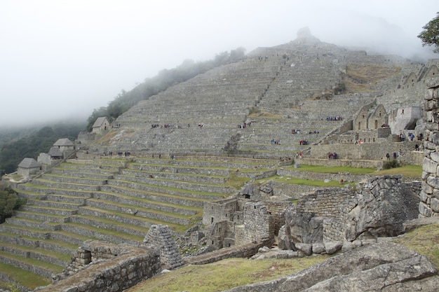 Mist in de ruïnes van Machu Picchu. Peru