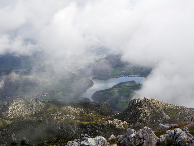 Photo mist over a lake from a mountain in asturias, spain