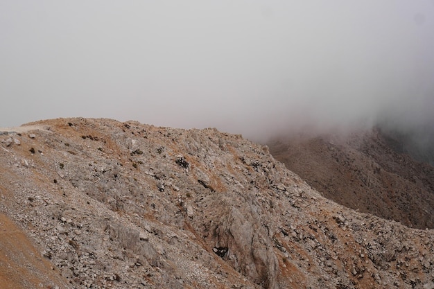 Mist op de top van de berg tahtali in kemer, turkije, mistig uitzicht vanaf de berg