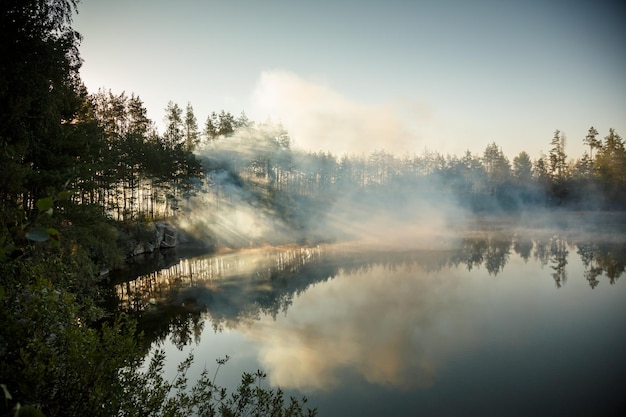 Mist op het water van een mysterieus meer