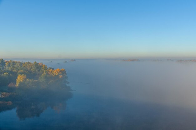 Mist over het water op een rivier de Dnjepr in de herfst