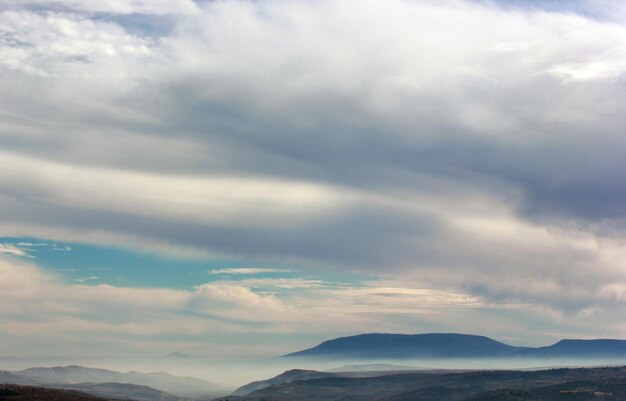 Mistige berg en wolken in de lucht