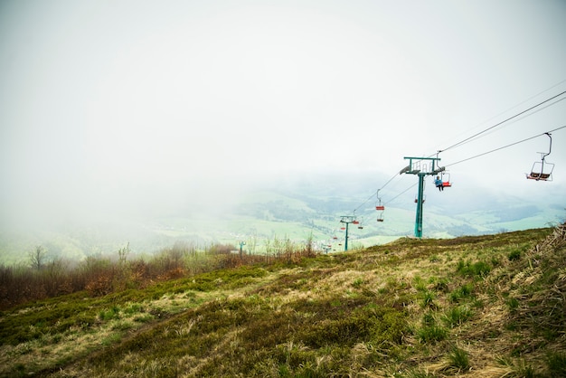 Mistige dag in de bergen met lift