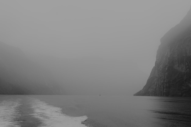 Foto mistige dag in de fjord