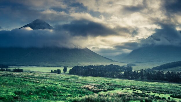 Mistige dageraad over de bergen van Glencoe Schotland