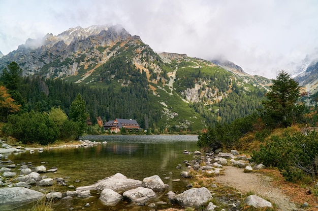 Mistige herfst ochtend landschap in nationaal park Lake Popradske Pleso en hotel of onderdak Hoge Tatra-gebergte Westelijke Karpaten Slowakije Start populaire wandel- en trektochten