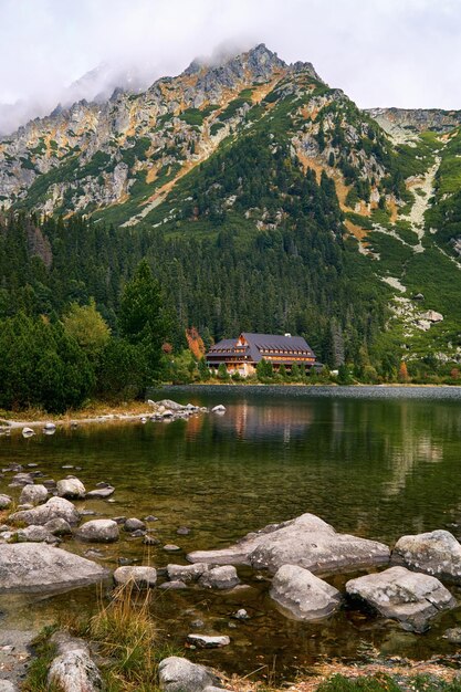 Mistige herfst ochtend landschap in nationaal park lake popradske pleso en hotel of onderdak hoge tatra-gebergte westelijke karpaten slowakije start populaire wandel- en trektochten