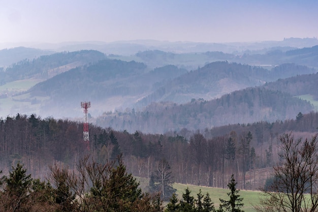 Mistige landschapsachtergrond Silhouet van heuvelachtig bebost landschap in mist