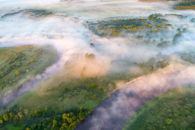 Mistige ochtend aan de rivier de Nioman, Wit-Rusland. Luchtfoto