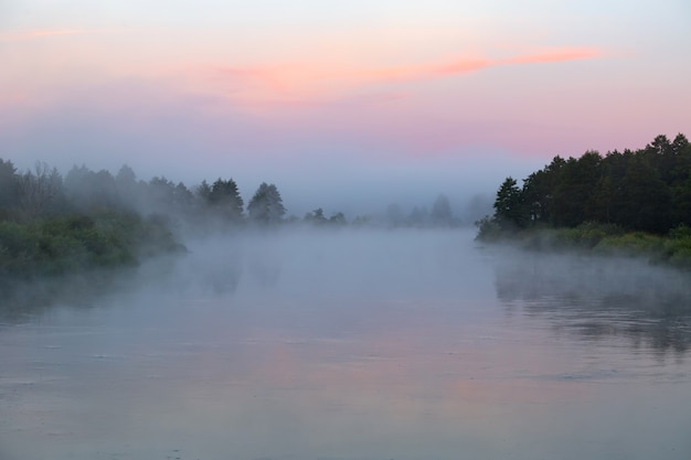 Mistige ochtend aan de rivier de Nioman, Wit-Rusland