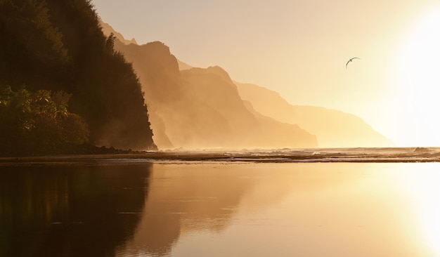 Mistige zonsondergang aan de kust van Na Pali