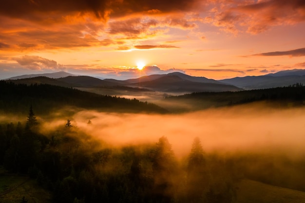 Mistige zonsopgang in de bergen met een prachtige lucht Luchtfoto