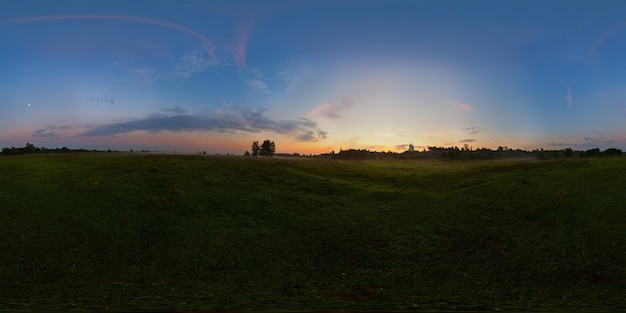 Mistige zonsopgang op het bolvormige panorama van de weide