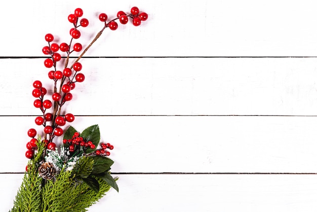 Photo mistletoe with pine cone and berries