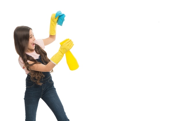 Mistsproeier handig voor het afvegen van stof. Meisjes gele rubberen beschermende handschoenen klaar voor het schoonmaken van kopieerruimte. Huishoudelijke taken. Meisje schattig kind aan het schoonmaken. Bescherm de gevoelige huid. Kid thuis schoonmaken.