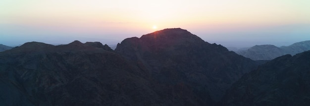 山の霧深いカラフルな夕日