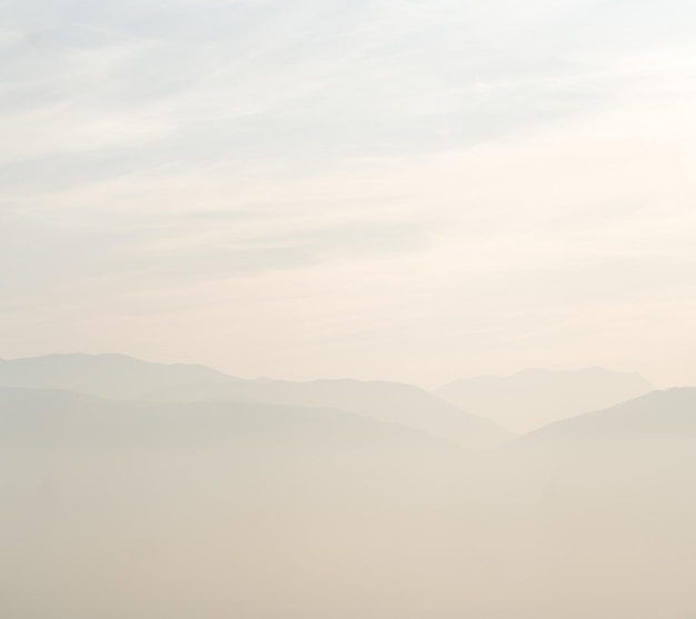 Montagne nebbiose con foto di alta qualità dell'orizzonte del cielo