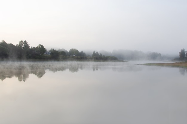 Foto misty mattina di settembre sul fiume. alba sul fiume