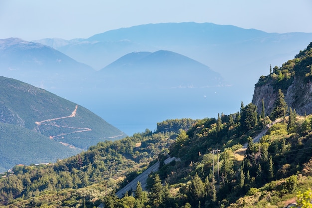 안개 낀 여름 구릉 해안 파노라마 (그리스, Lefkada)