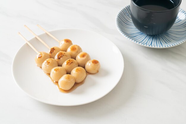 写真 みたらし団子 日本の伝統的な甘めの醤油味の団子