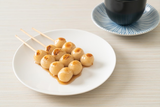 Mitarashi dango dumpling in een zoete sojasaus