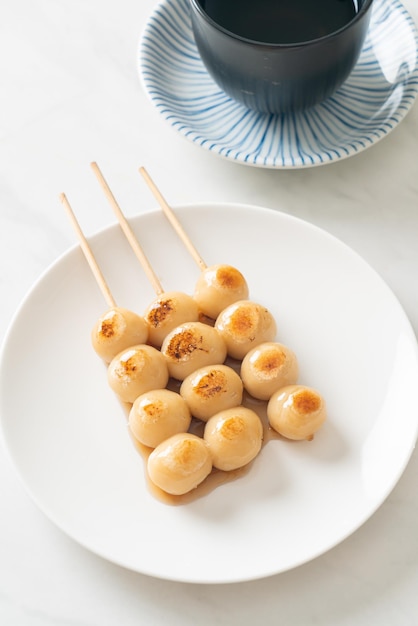미타라시 당고. 달콤한 간장 만두 - 일본 전통 스타일