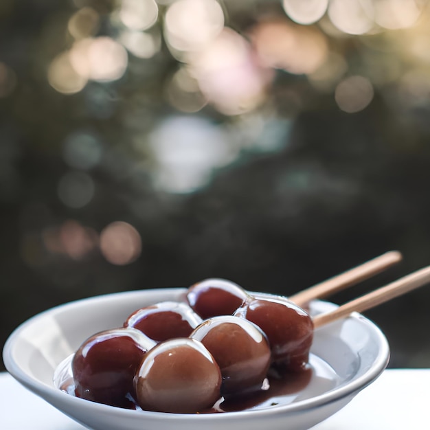 Foto mitarashi dango rijstballen in siroop