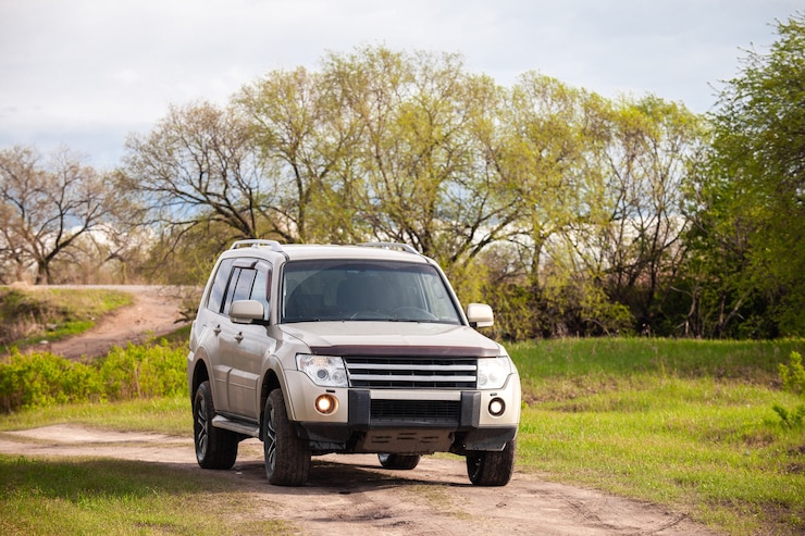 Photo mitsubishi pajero montero at dirt road in summer
