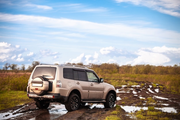 Photo mitsubishi pajero montero at dirt road in summer