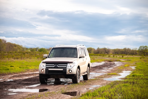 Mitsubishi Pajero (Montero) op onverharde weg na zware regen