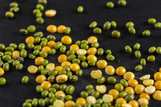 Photo mix of beans on wooden table