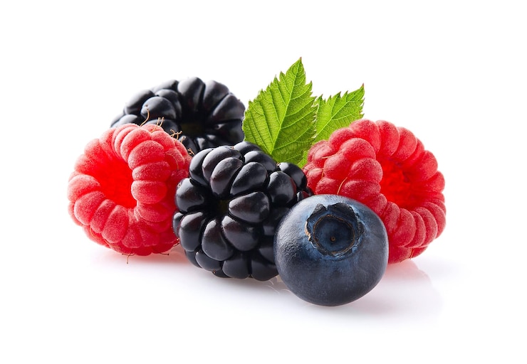 Photo mix berries with leaves in closeup on white background