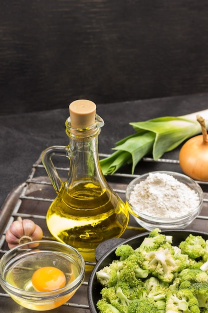 Foto mescolare broccoli e cavoletti di bruxelles in padella.