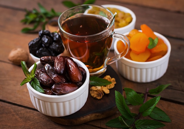 Смешайте сухофрукты (плоды финиковой пальмы, чернослив, курагу, изюм) и орехи, а также традиционный арабский чай. рамадан (рамазан) еда.