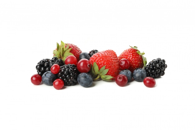 Photo mix of fresh berries isolated on white