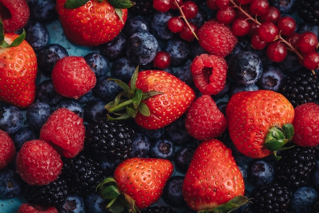 Смесь свежих сырых ягод фруктов для здорового питания