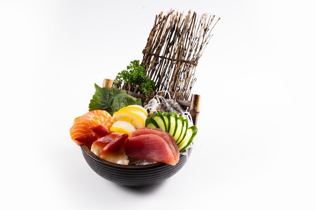 사진 신선한 사시미, 연어, 생선, 새우, 토나, 사바, 오징어를 혼합하여 색에 분리하여 식당 테이블에 일본 음식, 일본 전통 음식