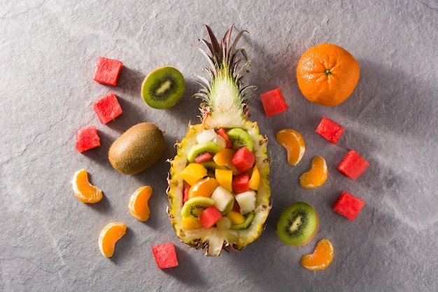 Mix fruit geserveerd in ananas