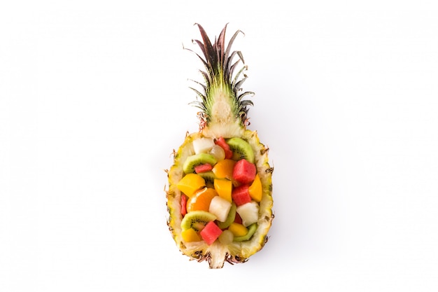 Foto mescoli la frutta servita dentro l'ananas isolato su bianco