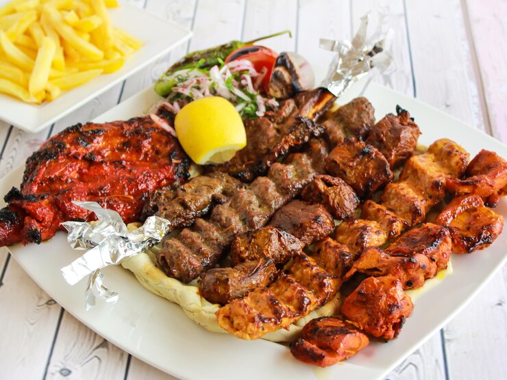 チキン ティッカ 牛肉 カバブ 羊肉 ケバブ シーク カバブ サラダ と フライドポテト を 調理 し て 配る タンドーリ の 焼き肉 BBQ 料理 の 木製 の テーブル の 上 の 景色