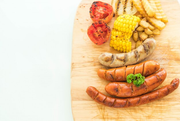 Смешайте жареную колбасу с овощами и картофелем фри