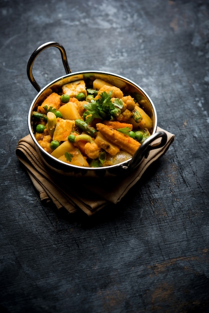 Mix groentecurry - Indiaas hoofdgerecht recept bevat Wortelen, bloemkool, doperwtjes en bonen, babymais, paprika en paneer of kwark met traditionele masala en curry