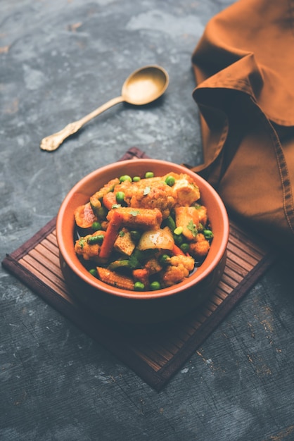 Mix groentecurry - Indiaas hoofdgerecht recept bevat Wortelen, bloemkool, doperwtjes en bonen, babymais, paprika en paneer of kwark met traditionele masala en curry