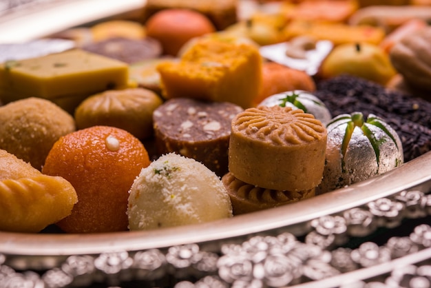 Foto mix mithai o dolci al latte delle feste indiane e pakistane