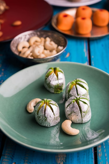 Mix Mithai of van melk gemaakte snoepjes van Indiase en Pakistaanse festivals